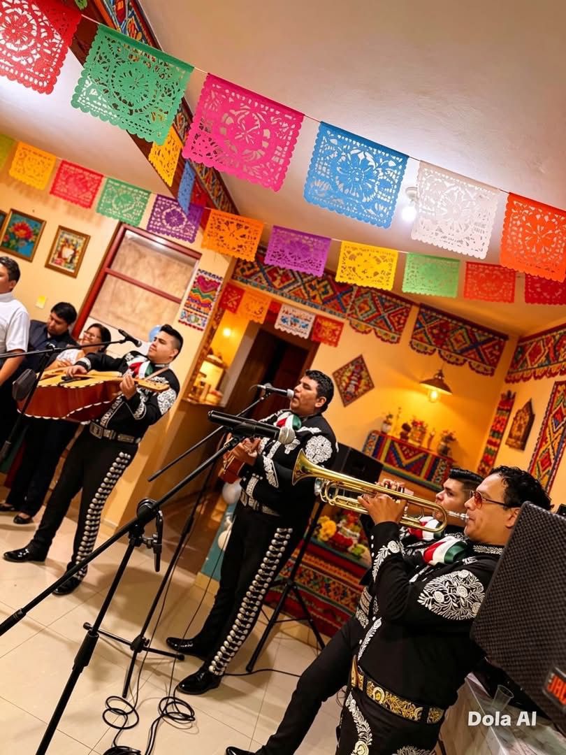 Mariachi tocando en vivo con micrófonos